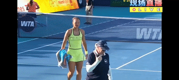 VS 凯斯 
前面打得好好的第十局突然断电遭遇破发，4：6输掉第一盘郑钦文离场，