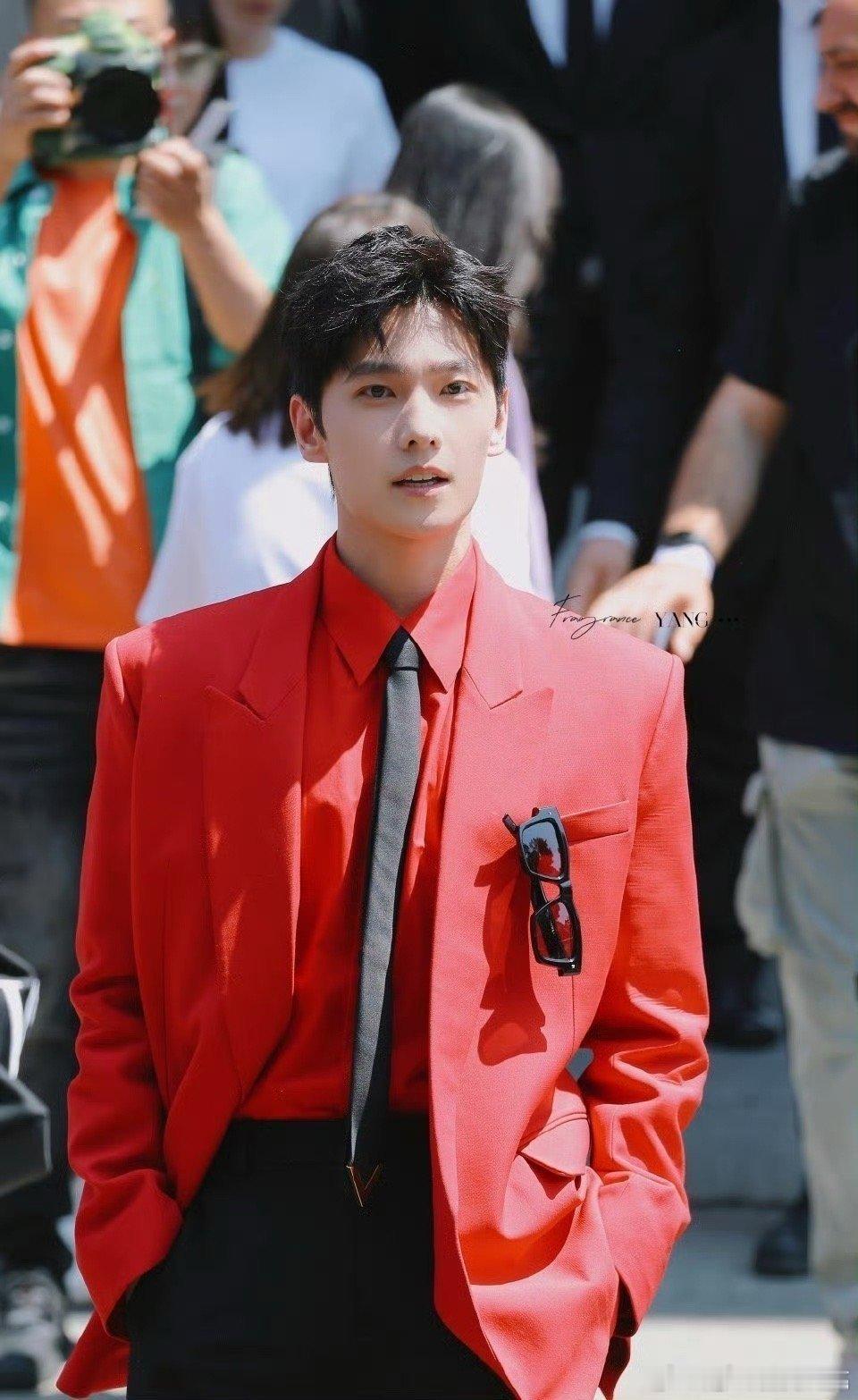 大佬也有追星综合征杨洋神颜压迫感名不虚传 镜头很难完全还原杨洋的魅力，只有线下近