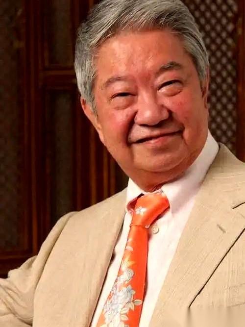 蔡澜有个说法，他约过的姑娘，八百个往上。英国的、法国的、比利时的……他说，你约不