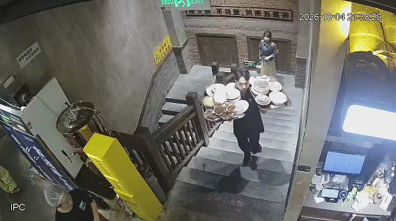 服务员这波神操作，差点吓坏旁边小姐姐，虽然看着搞笑，实则满是打工人的心酸，因为赢