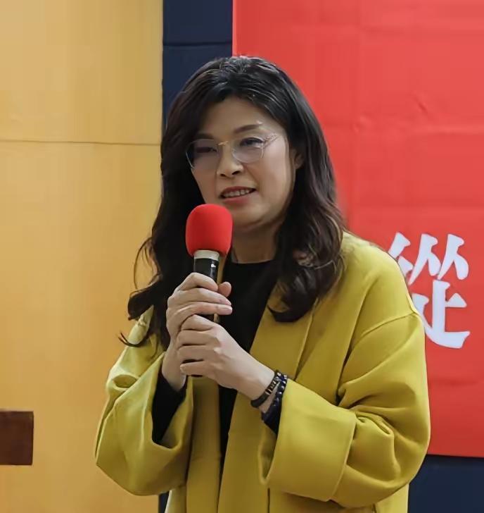 最近，这位女性令人印象格外深刻。她身姿挺拔，气质干练，在人群中独具风范。尤其令人