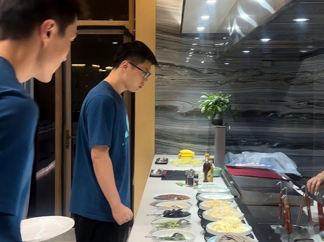 中国男排回到宁波全力备战总决赛 7月21日晚，结束三周跨国分站赛的中国男排飞抵宁