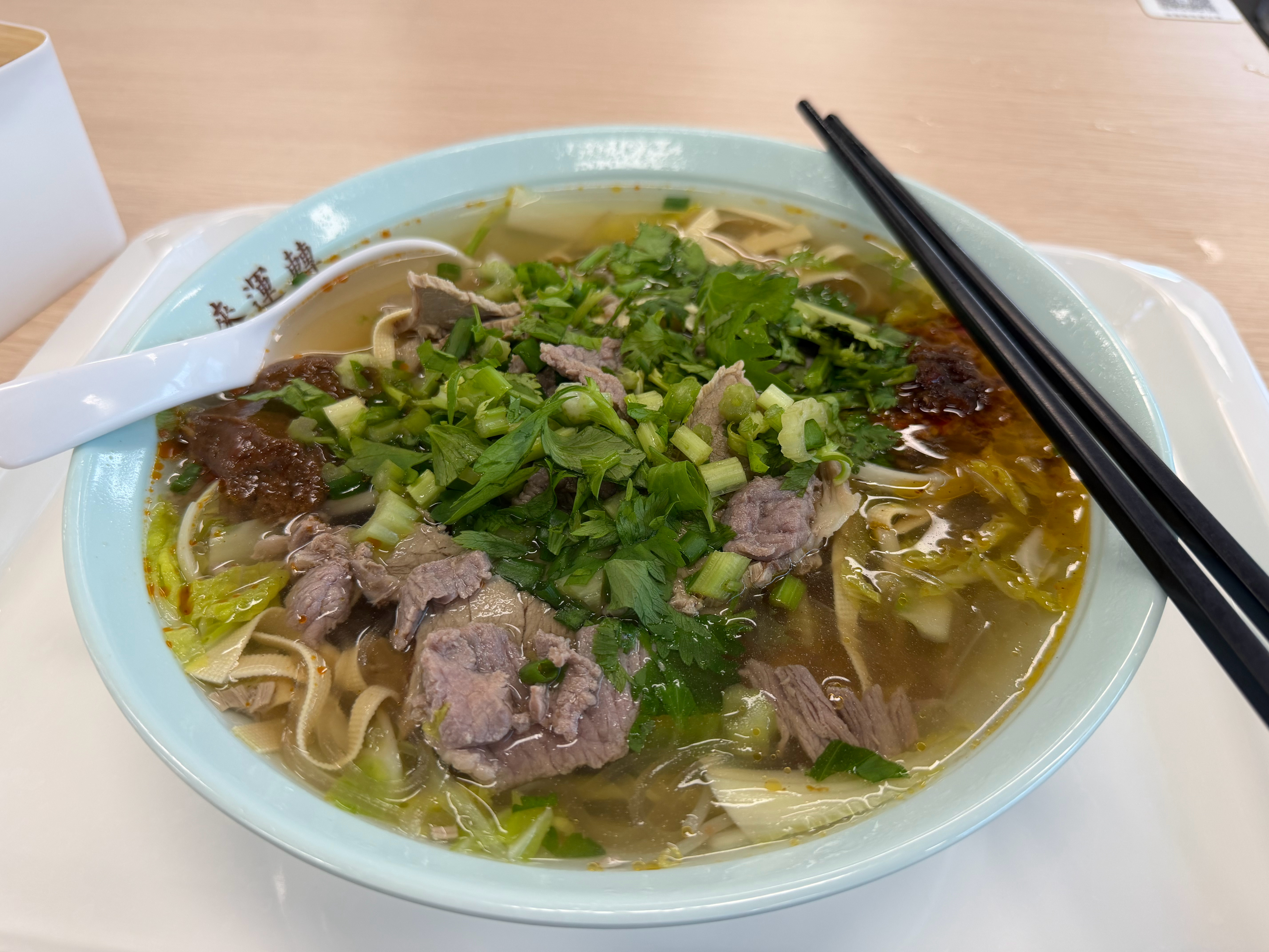 理想汽车的食堂这碗粉够大的，18元吃饱饱的！一句话：务实、量大、管饱。 北京·理