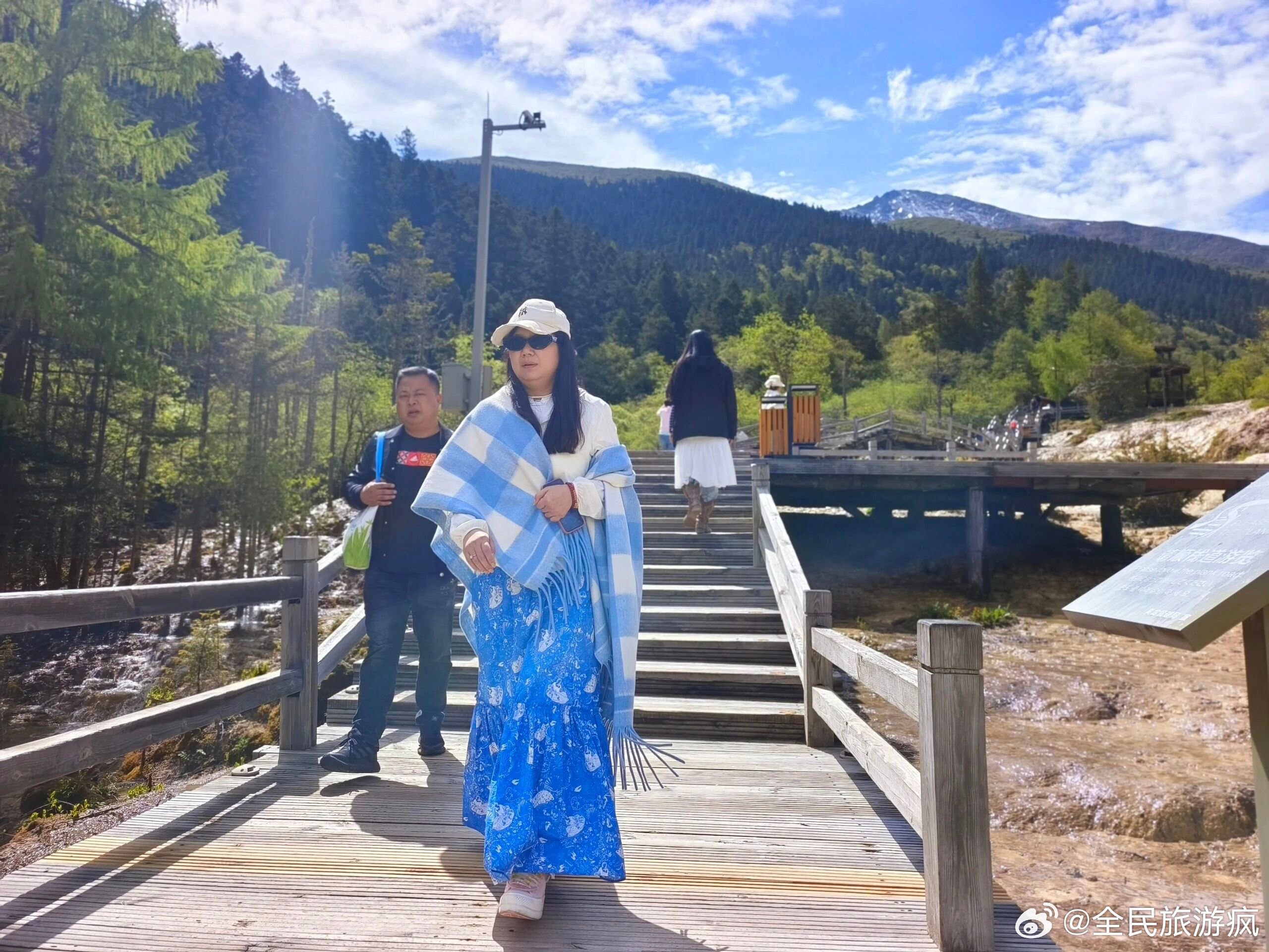 【清光初现，钙华滩上写诗行】黄龙徒步揽清光 六月中旬的黄龙，水色正从春的含蓄转向