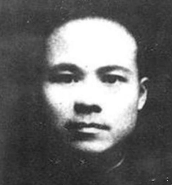 1949年10月，新中国成立的消息传遍神州大地，流落澳门的包惠僧在收音机里听到这