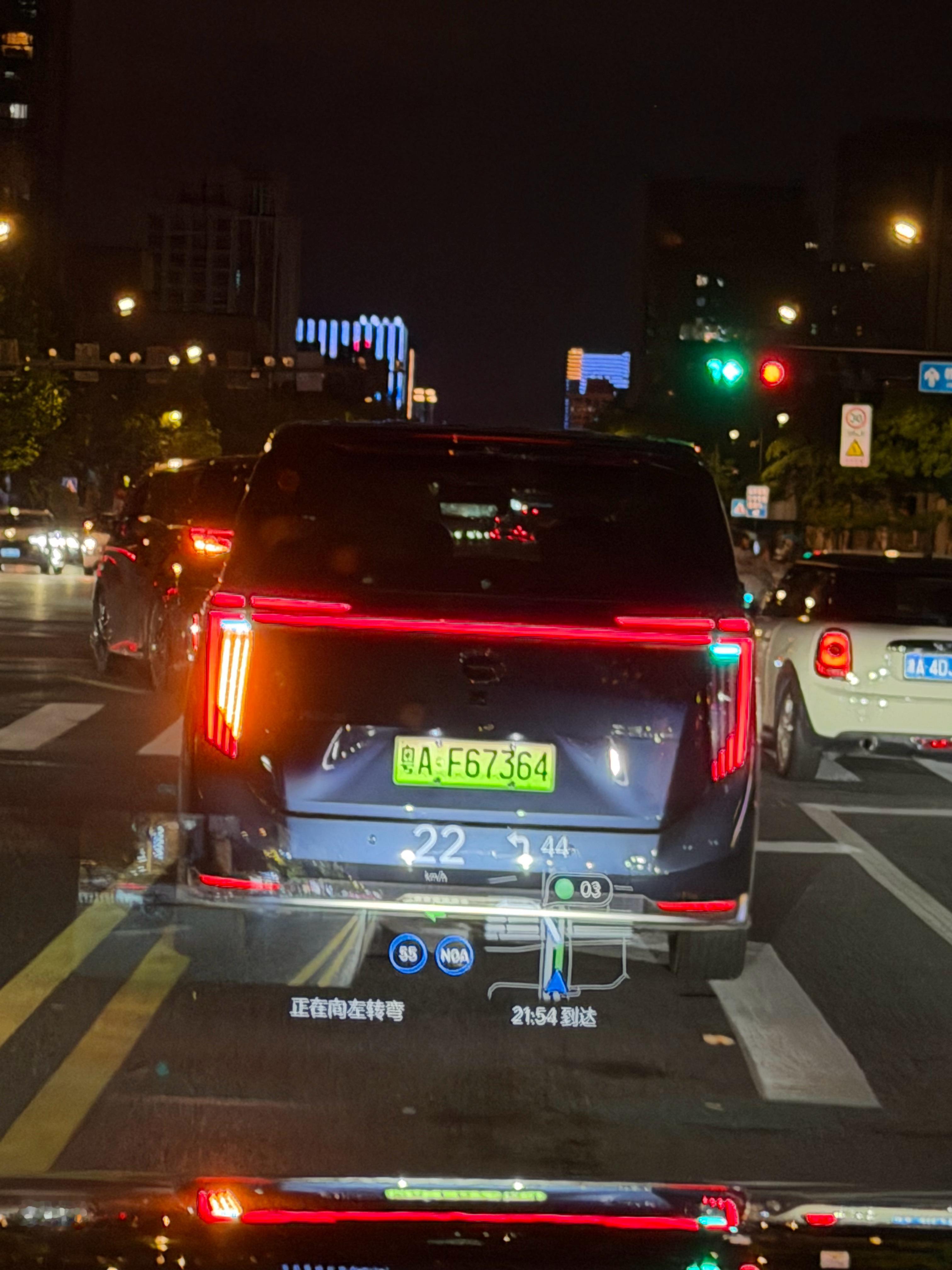第一次看到传琪的小蓝灯不过十字路口左转弯被桩桶改道接管了Livis竟然提前绕开接