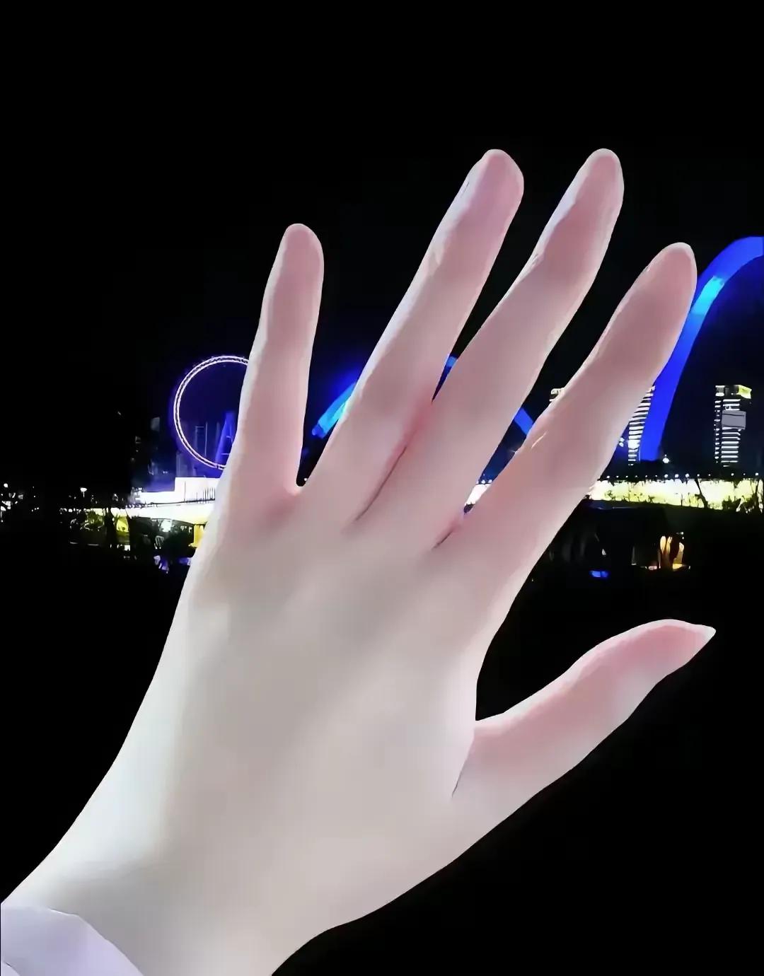 都说手是女人的第二张脸，美女纤纤玉手，皮肤白皙，非常美。人一定也是很漂亮的。
​