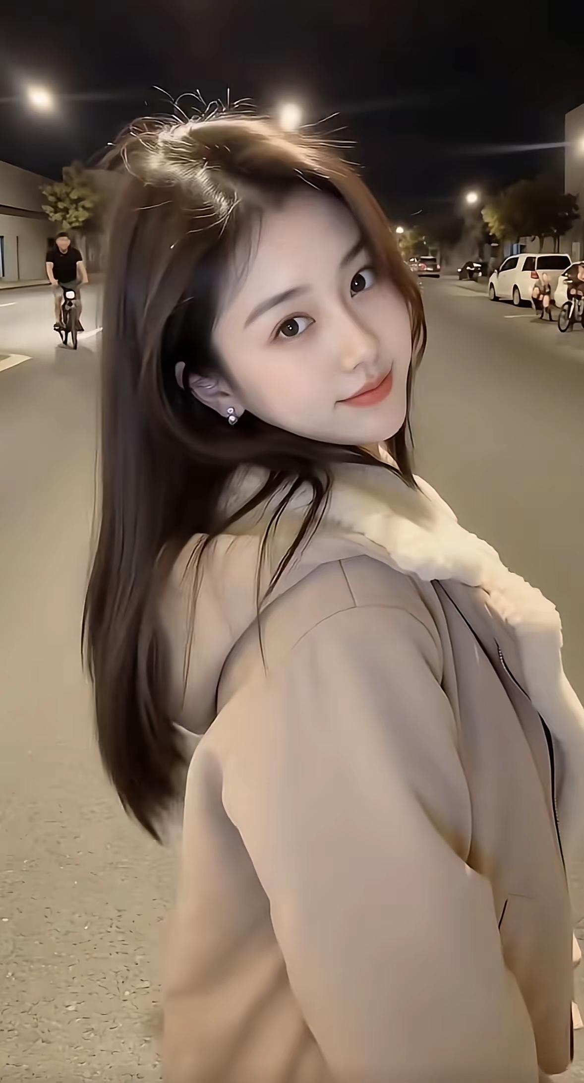 夜色笼街灯，美人倚栏笑。