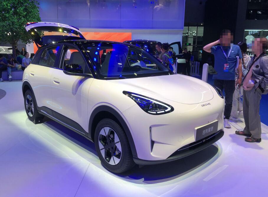 这小车太能“装”了！后排能轻松放下儿童座椅，还有个70L的前备箱，周末采购的食材