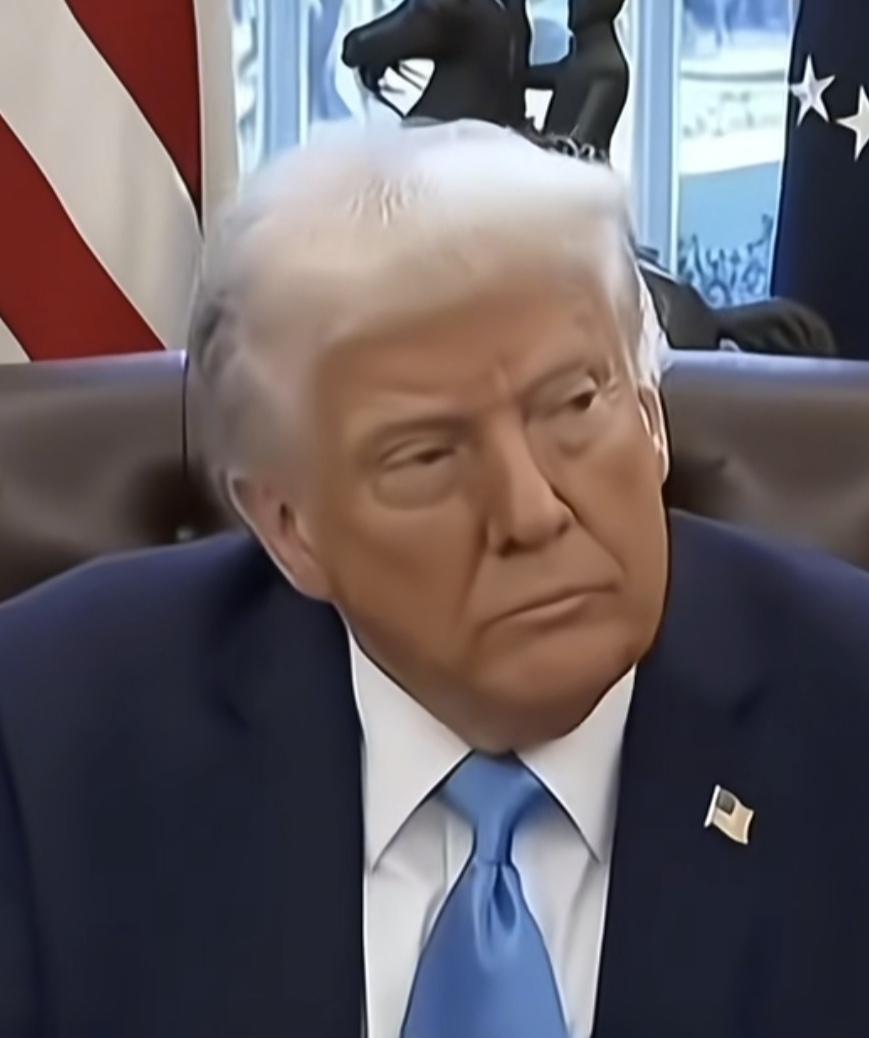 与去年的“12天战争”相比，目前美以拟对伊朗发动的再次打击有何异同：
1.去年是