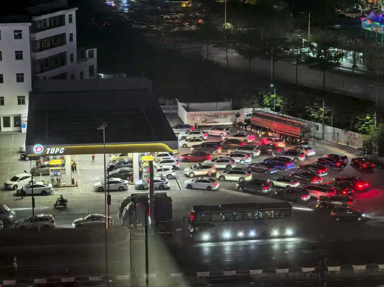 今晚你去加油了吗？听说加满一箱省100多～