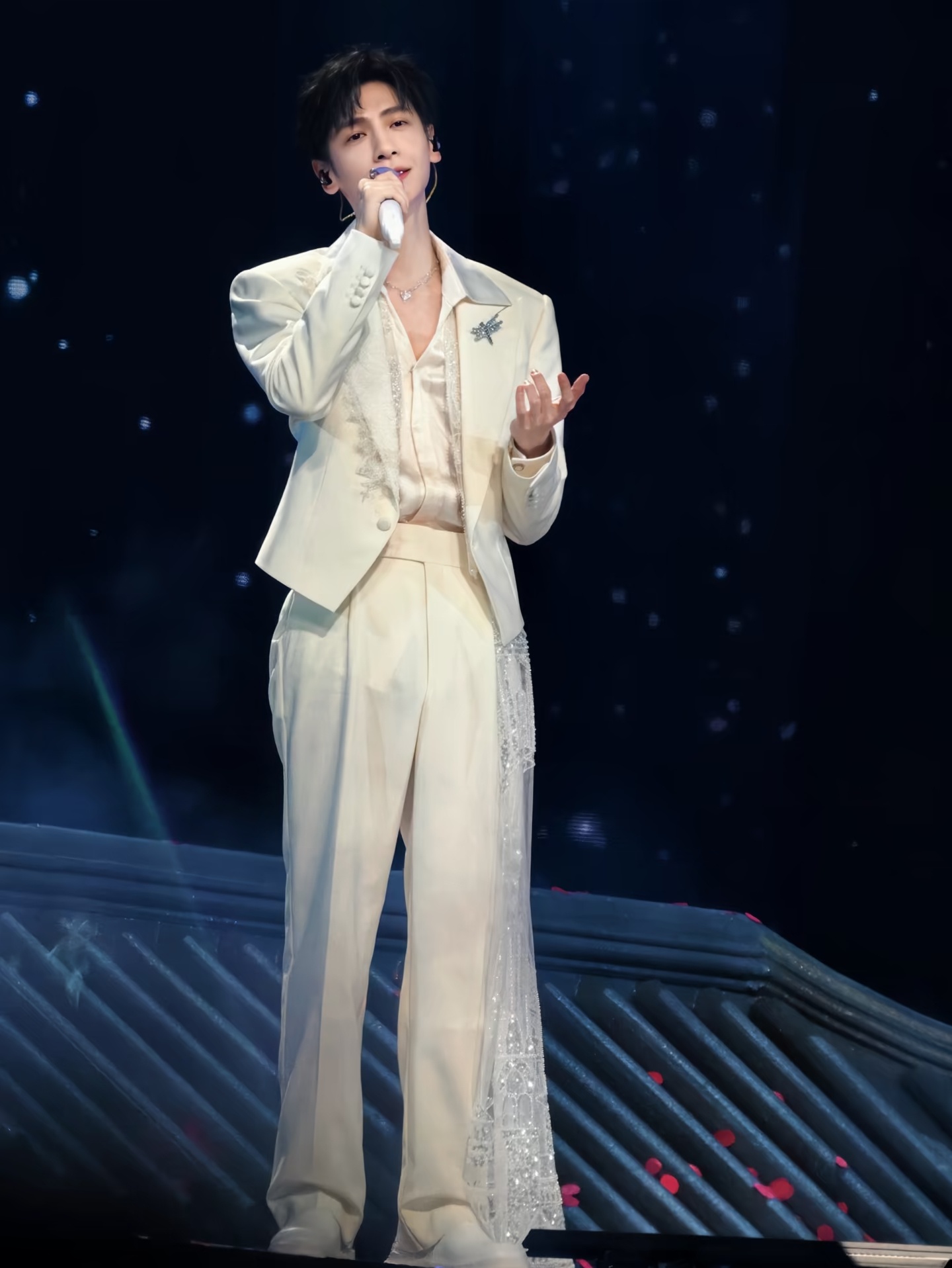 罗云熙时隔8年再见润玉谁的青春回来了！罗云熙演唱会穿上润玉同款白衣，衣袂飘飘，小