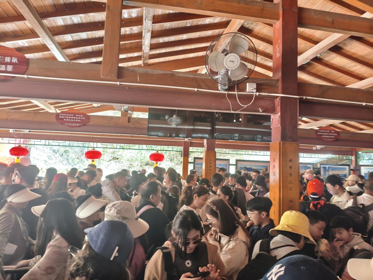 下午1点已过，还有这么多人再等索道。我的老天爷，还没到清明小长假，也不知道哪来的