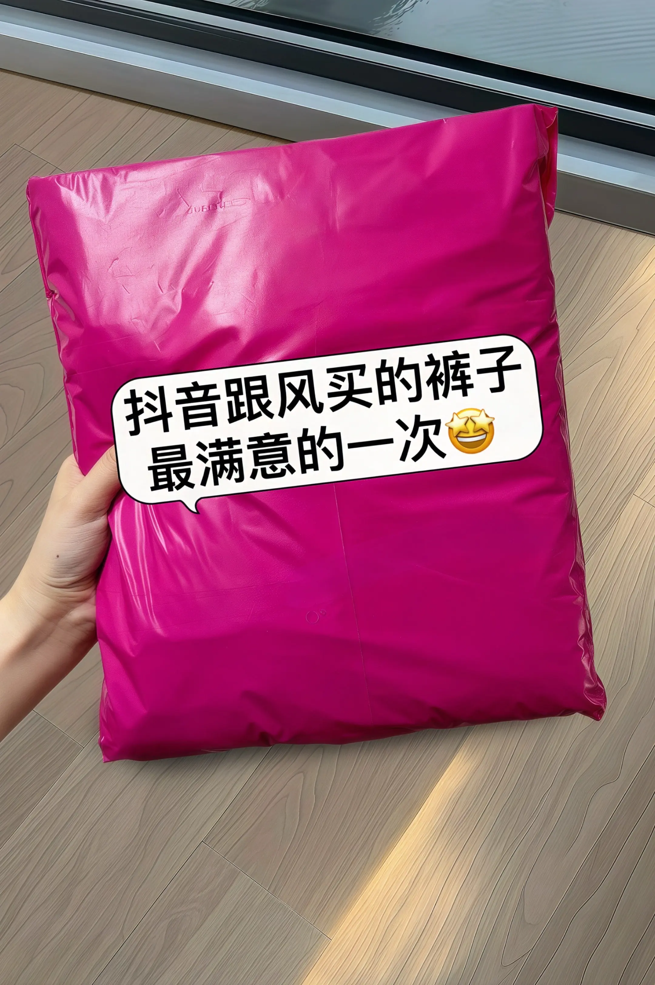 被追着问的夏日神裤来了！这款薄款高腰工装裤，冰丝混纺面料自带凉感，触肤...