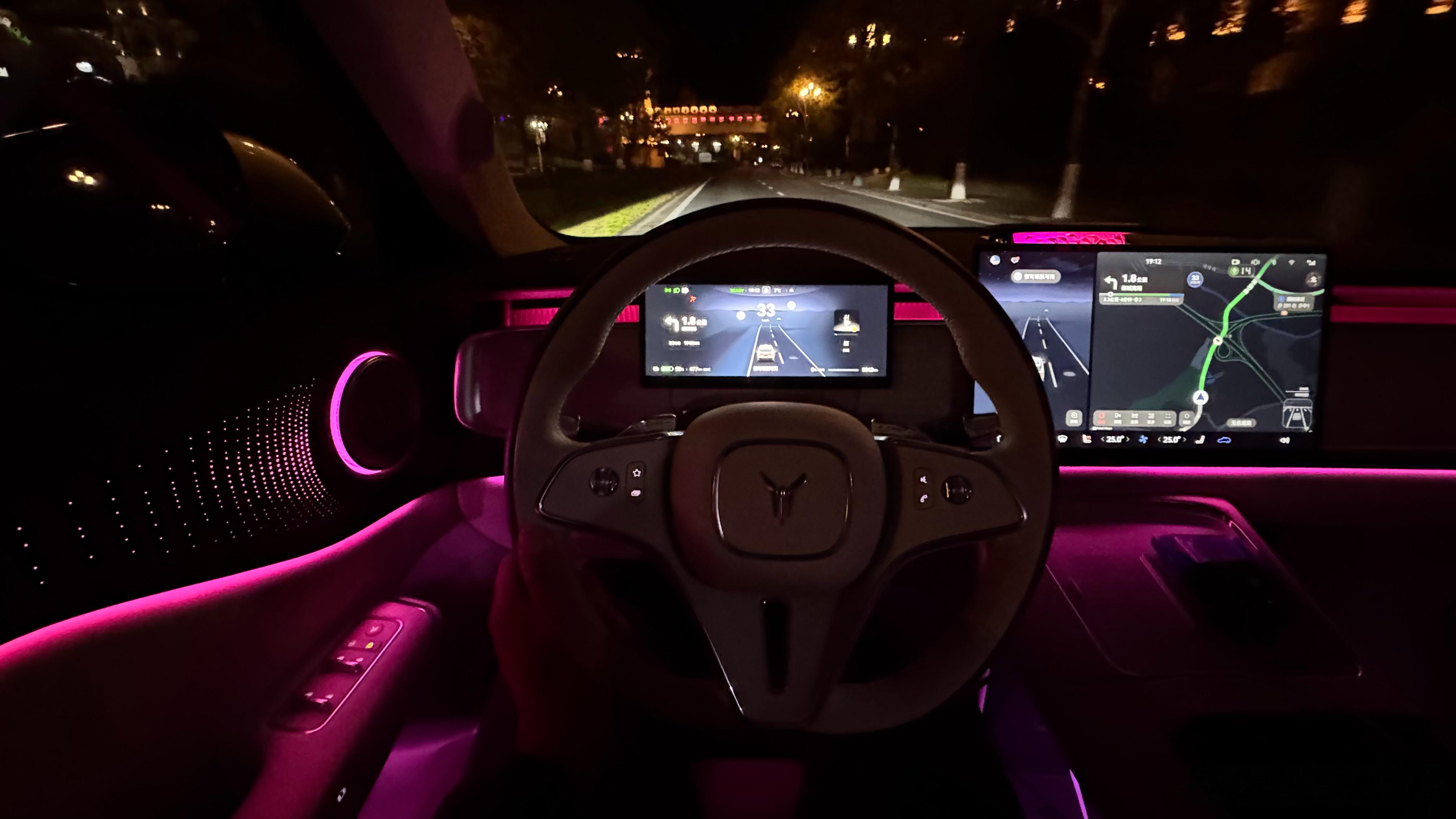 它应该是这价位氛围灯面积最大的车….上一款我认为氛围灯超亮的车型是….奔驰S….