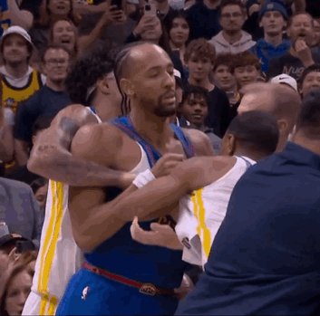 加里·佩顿毫无理由地抢走了兄弟的发带😭现场引起了骚乱
两队的看点真不少。