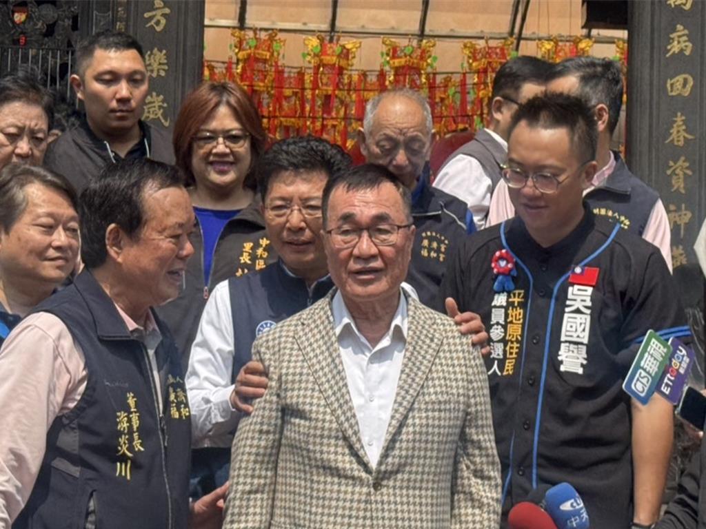 新北市长参选人李四川被曝与天道盟天和会副会长游象贤同框合影。对此，其竞选办公室于