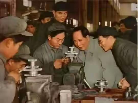 12月26日是伟大毛主席的诞辰
今天凌晨，为了纪念毛主席诞辰，湘潭毛泽东故居前人