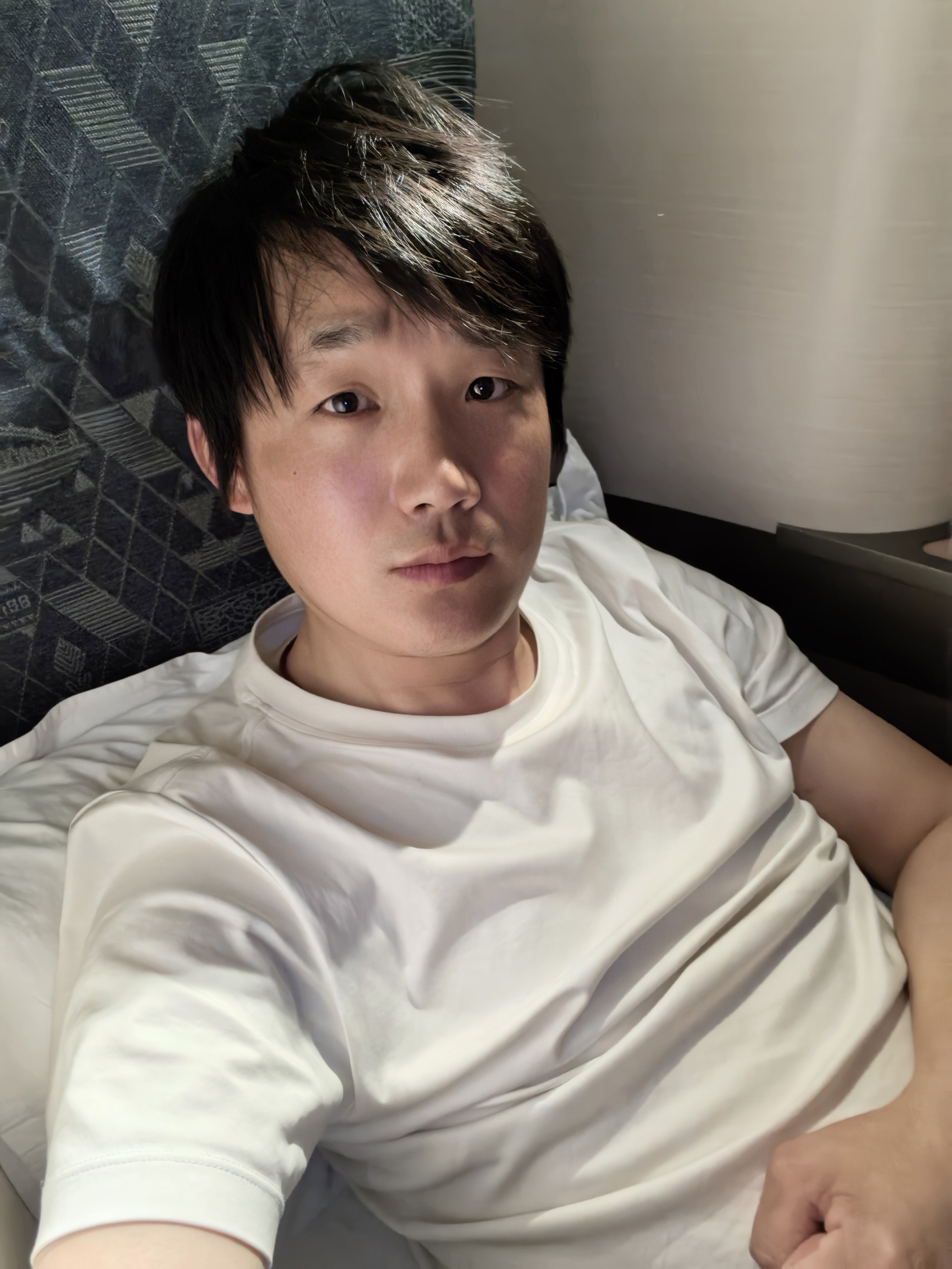 高铁动卧铺下铺，820元，郑州东站-深圳北站，还有零食用品等，性价比非常高，很喜