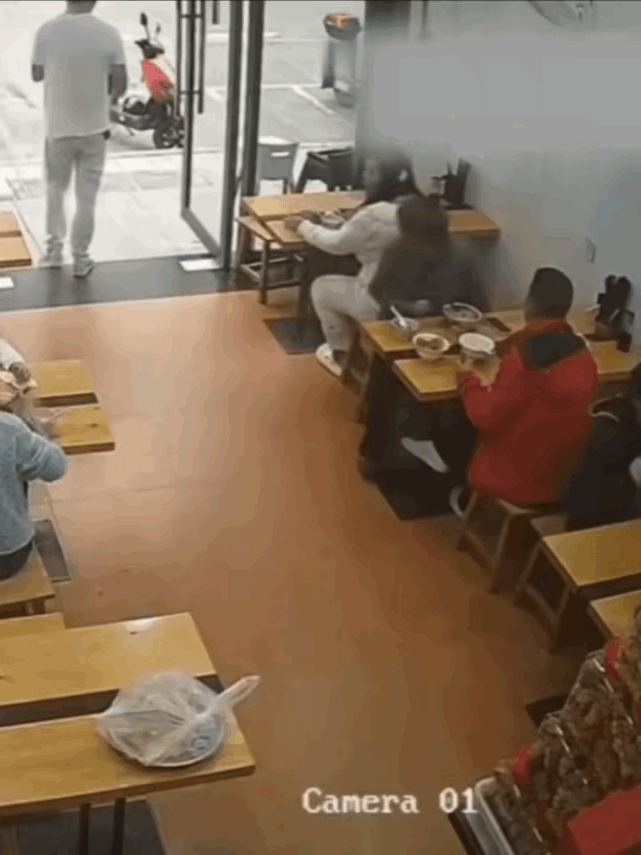 杭州，一家面馆，女子一个人占了两根板凳，小伙子礼貌提醒，结果女子直接火了，端起自