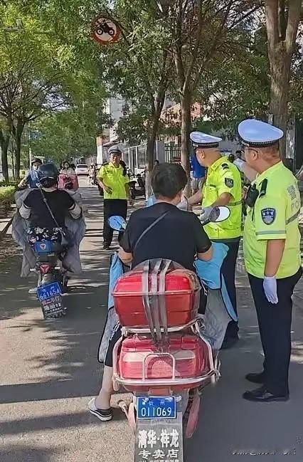 一姑娘骑车带奶奶被查，交警问知不知道不对，姑娘回：“我知道有啥用？”交警懵了：什