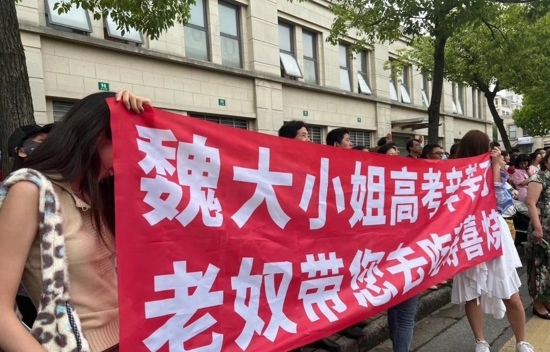  其实换个角度想，AI时代可选的方向反而变多啦。不用过度焦虑，跟着兴趣走，把基础