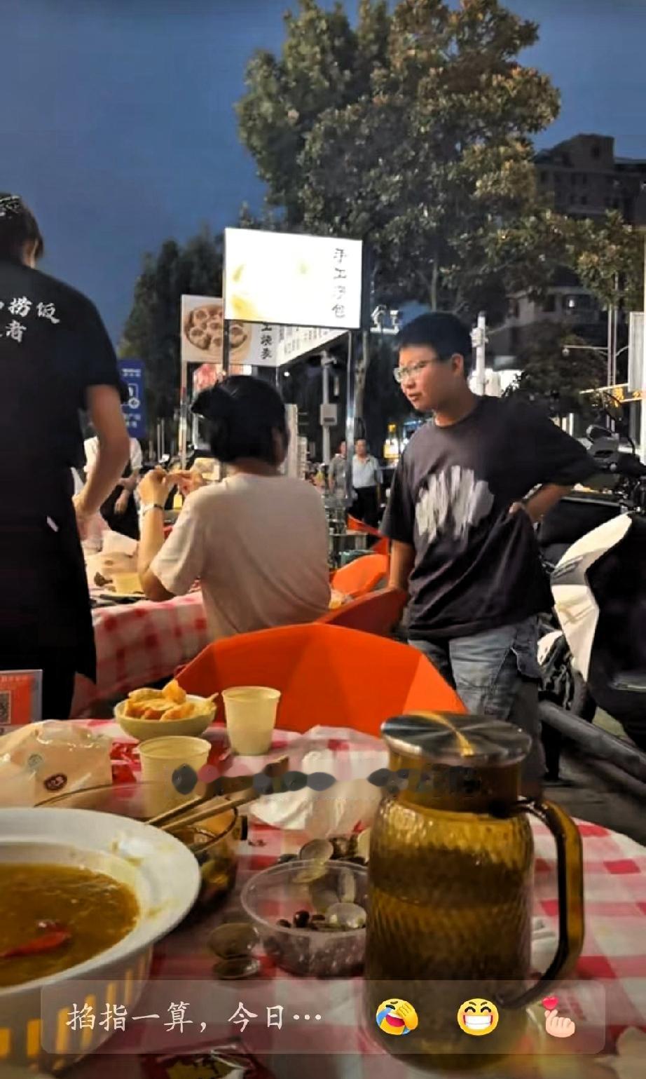 安徽，女子带着儿子在街边吃烧烤，偶遇大学同学，因为十几年没见面了，女子不太敢相认