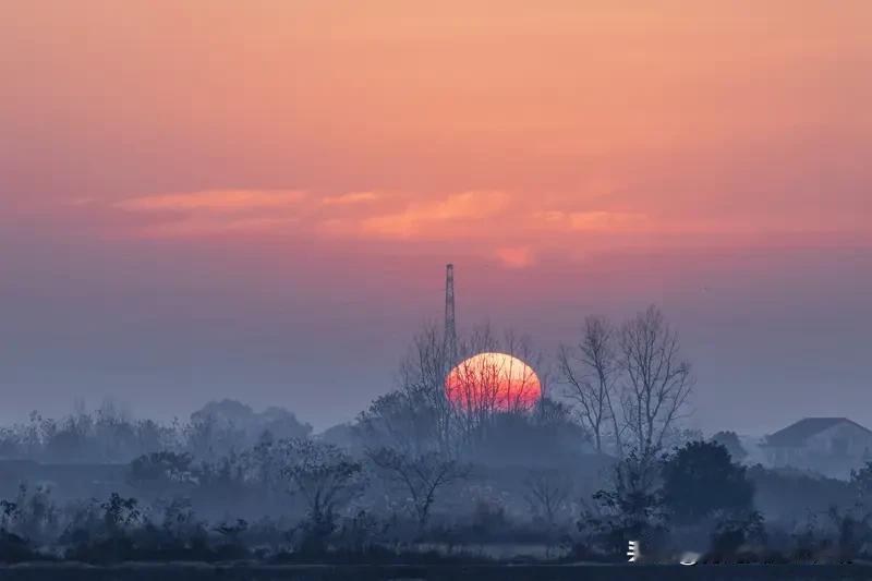 看到“旭日东升迎黎明”这个下联，我脑海里第一反应的上联是“皓月西沉伴晚霞”。旭日