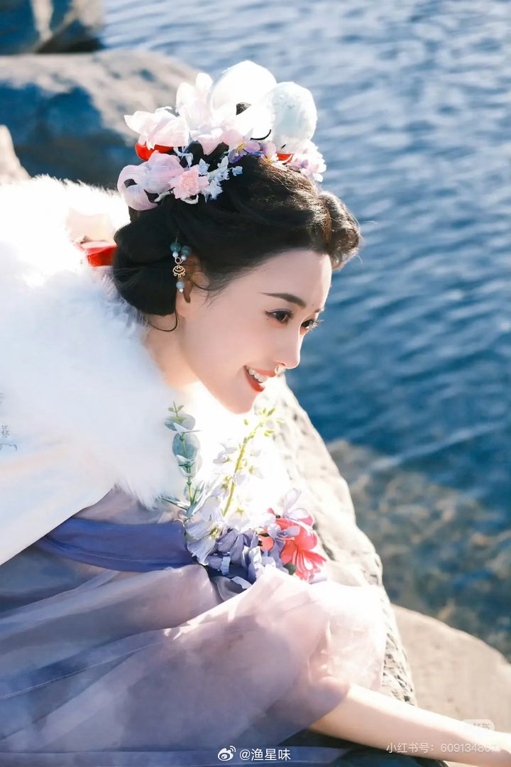 她以前小孩子平眉真的很有特色，性格也很好，之前感觉和关晓彤是一挂的，就是现在没什