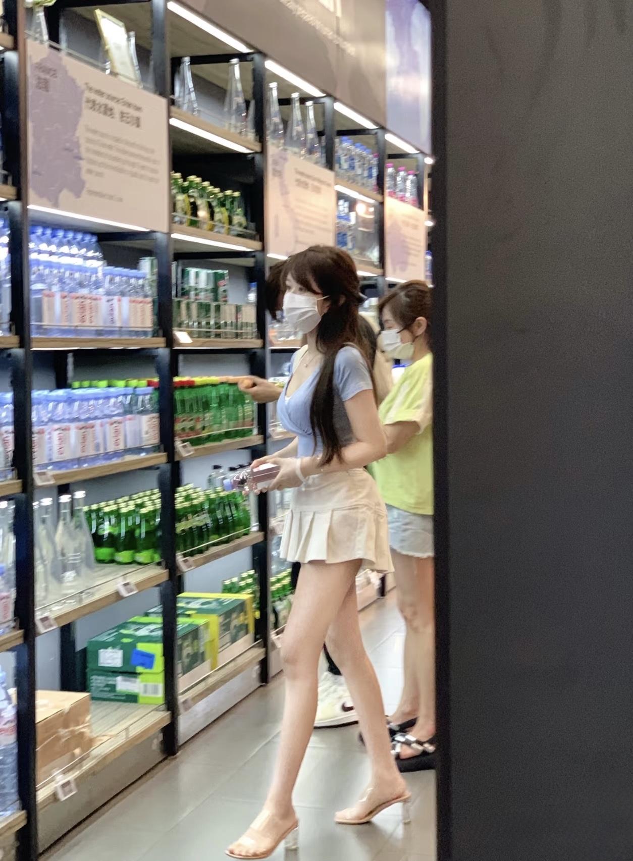 今天逛超市碰到的极品美女，戴着口罩都遮不住的美，这么好看的妹子都是谁在谈呢？[思