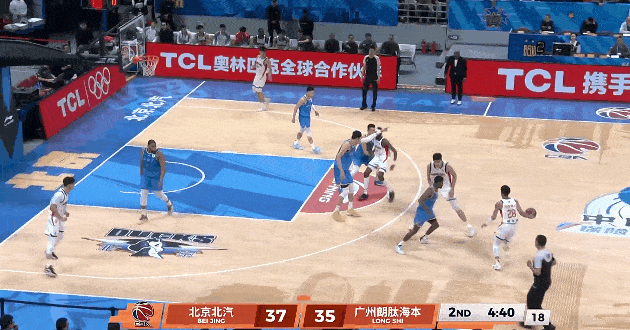 这个威金顿拿着球给徐昕砸脑袋了，结结实实一下