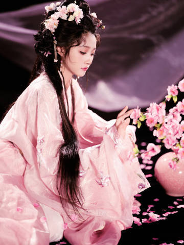关晓彤粉衣桃花妆关晓彤面如桃花眼含秋水 面若桃花笑如靥，眼含秋水眉似柳。微风拂过