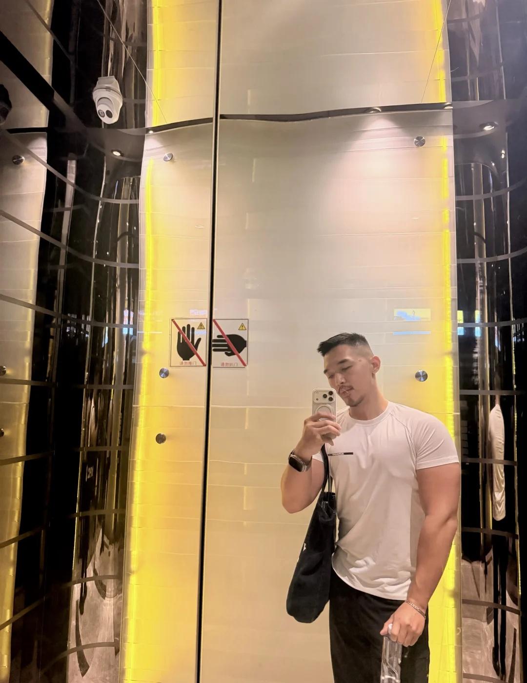 周二的班味
健身日常 工作日 介绍一个小哥哥 ootd