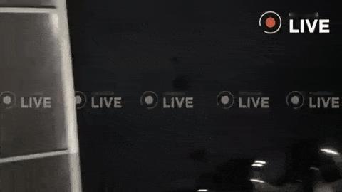 俄罗斯正在对基辅实施极为猛烈的自杀式无人机袭击。这是一群跑进地铁站的人，几秒钟后