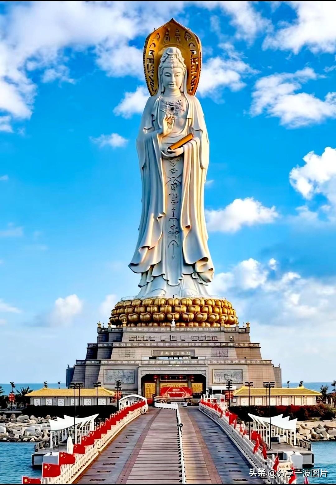 南海观音临，福运自然生。
一愿平安健康，二愿家和业兴，
三愿善愿皆成，岁岁安康。