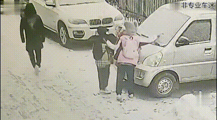 臭小子在车上乱写乱画，俏丫头悄悄地抹去脏话……
人与人的差距怎么就那么大呢？