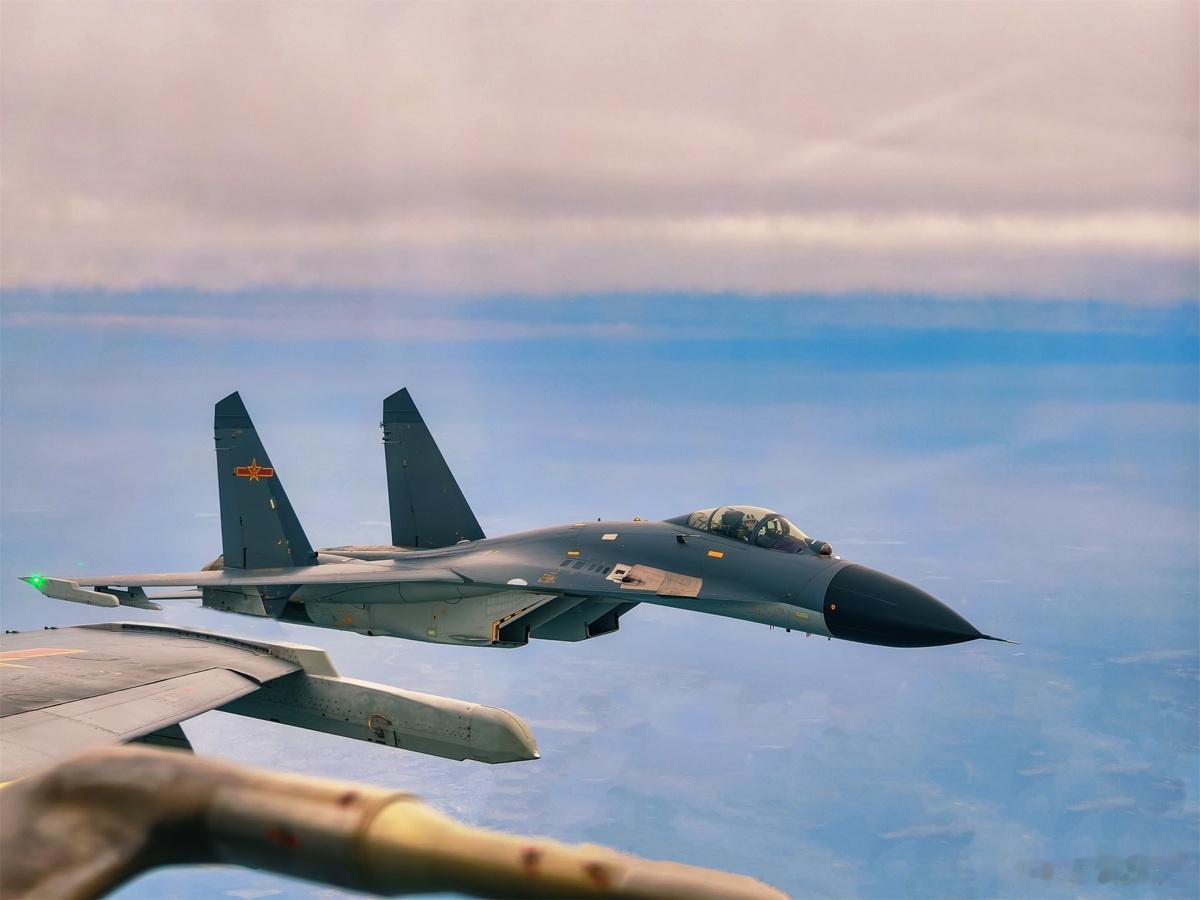 美图欣赏：
歼十一B巡航长空云海，虽然在空军已经排不上号，但是年龄尚轻，依旧在当