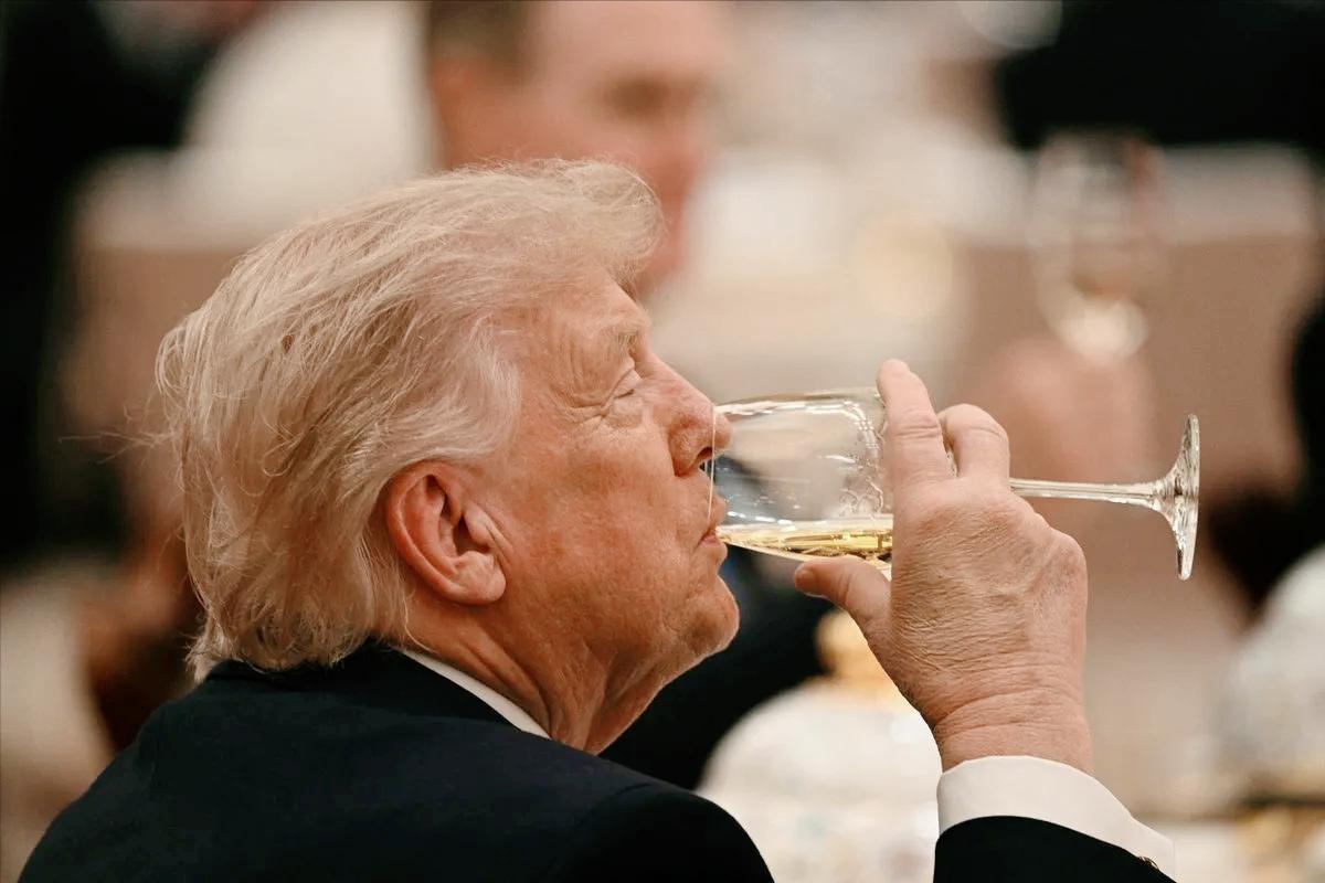 美国网民很吃惊特朗普总统竟然破天荒举起酒杯祝酒，美国专家这样向网民解释：

"当