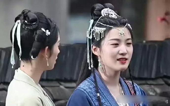 果然丫鬟不能找太好看的，衬的女主都胖了 ！ ​ ​​​