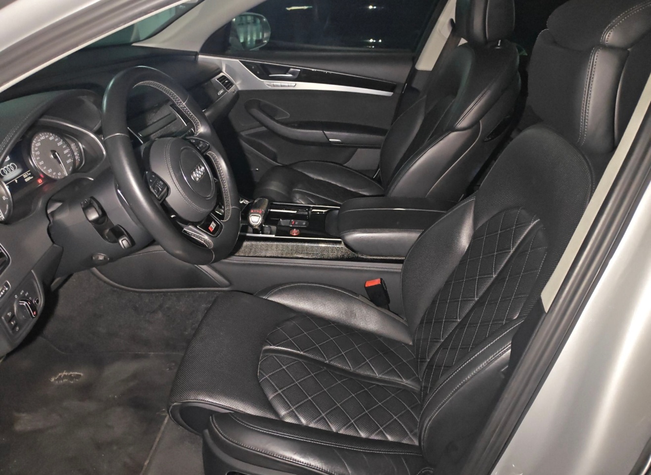 同事在看一手奥迪 S8车况没问题就给买下来 广州