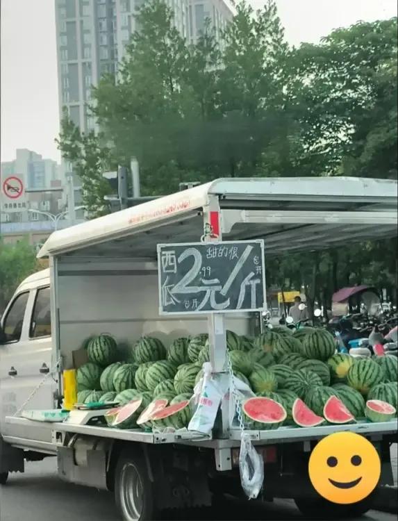 路过瓜摊，以为西瓜2元一斤，结果是2.99元一斤，我眯着眼又看了一遍，这价格牌也