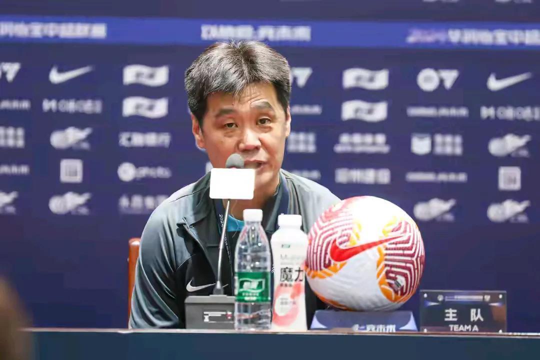 别再难为李霄鹏了，就是李霄鹏使出浑身解数，他能打过来势汹汹的上港吗？行不行的瘦死