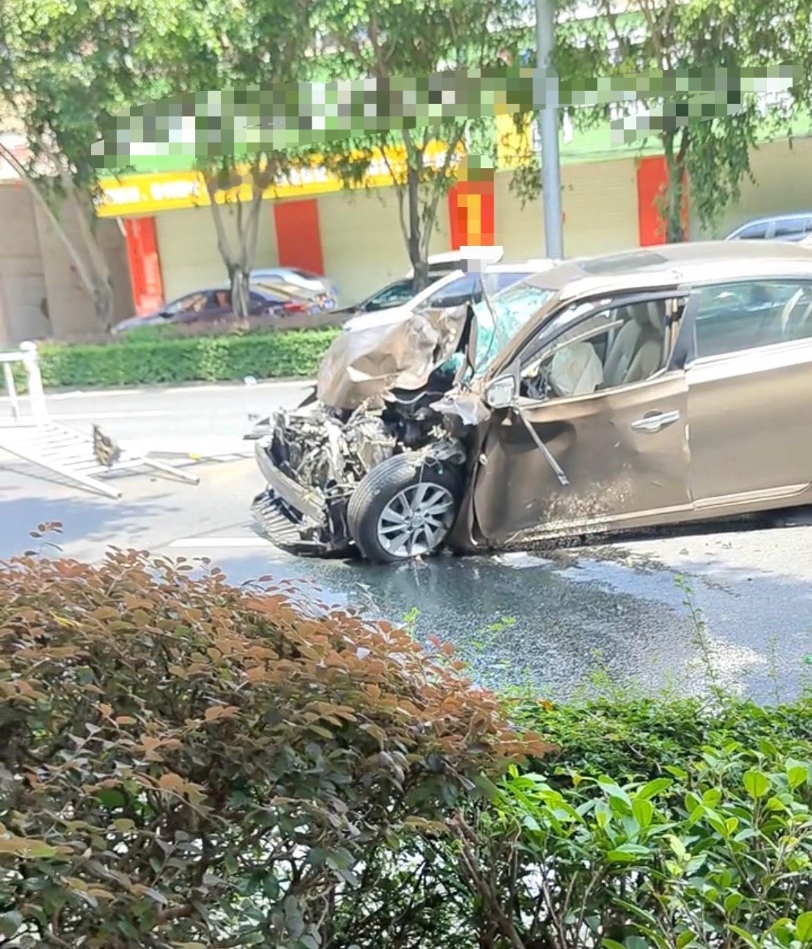 【玉林甘某路小车撞飞护栏当场报废车头】7月25日，玉林市甘某路小轿车撞飞道路中间