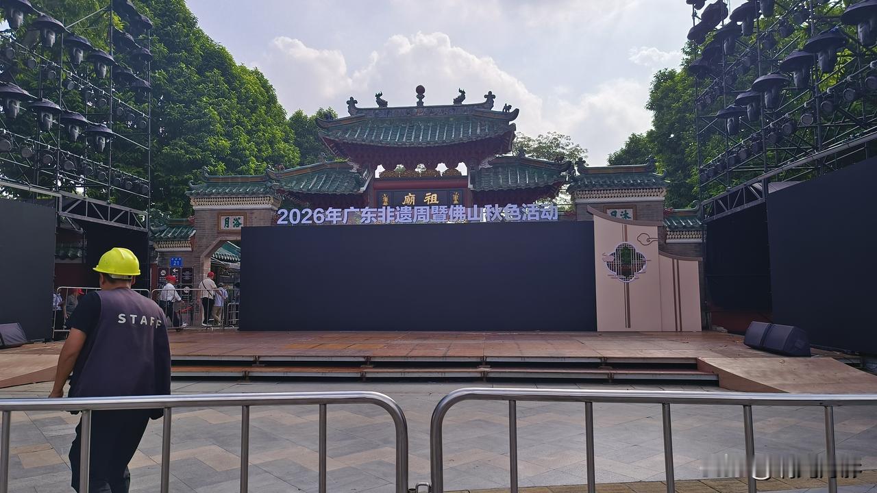 秋色巡游竟然是佛山版“空城计”？

年年秋色，年年花车，我越看越淡。直到翻到秋色