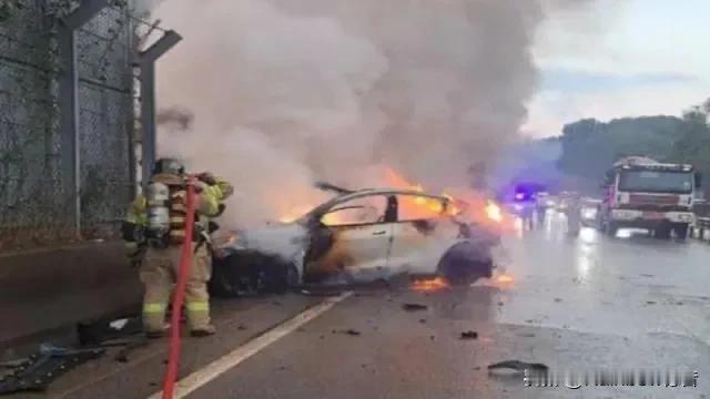 雅虎新闻报道，韩国首都10日发生死亡事故，一位30岁男子驾驶特斯拉电动车自撞后，