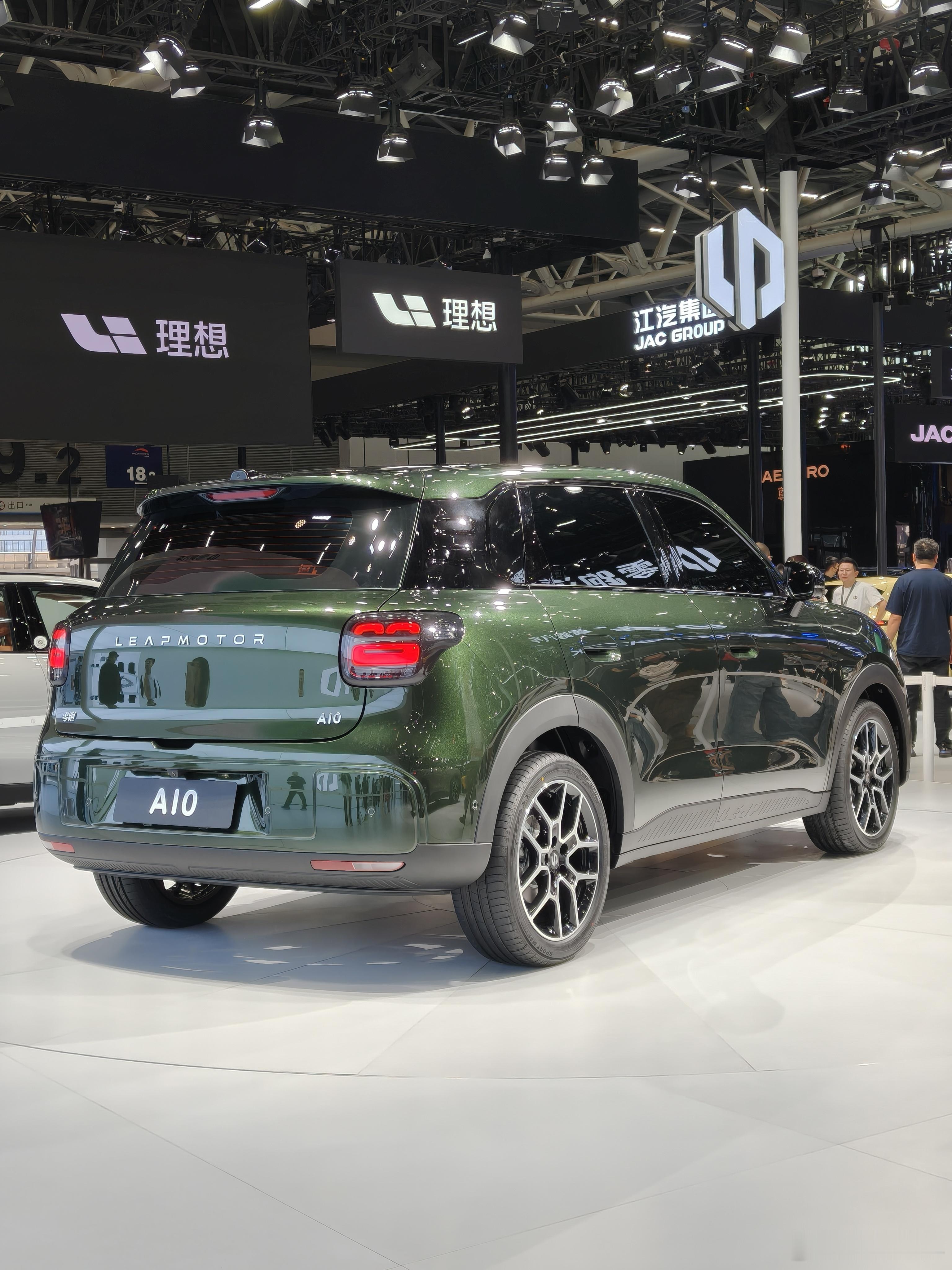 好好好，零跑会玩啊，直接在理想隔壁，哈哈零跑A10这小车，据说顶配不到10万，直