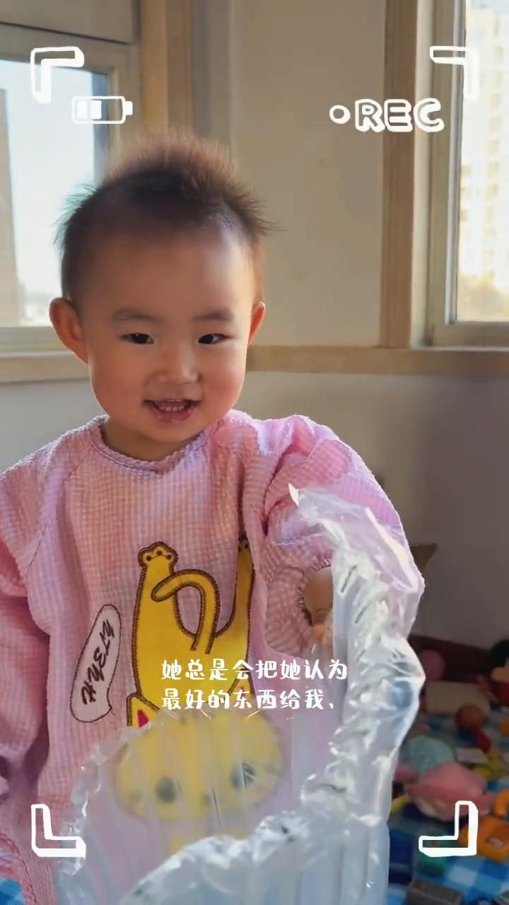 这是女儿小豆，22个月。她总是会把她认为最好的东西给我，但还不会说话，对此家里人