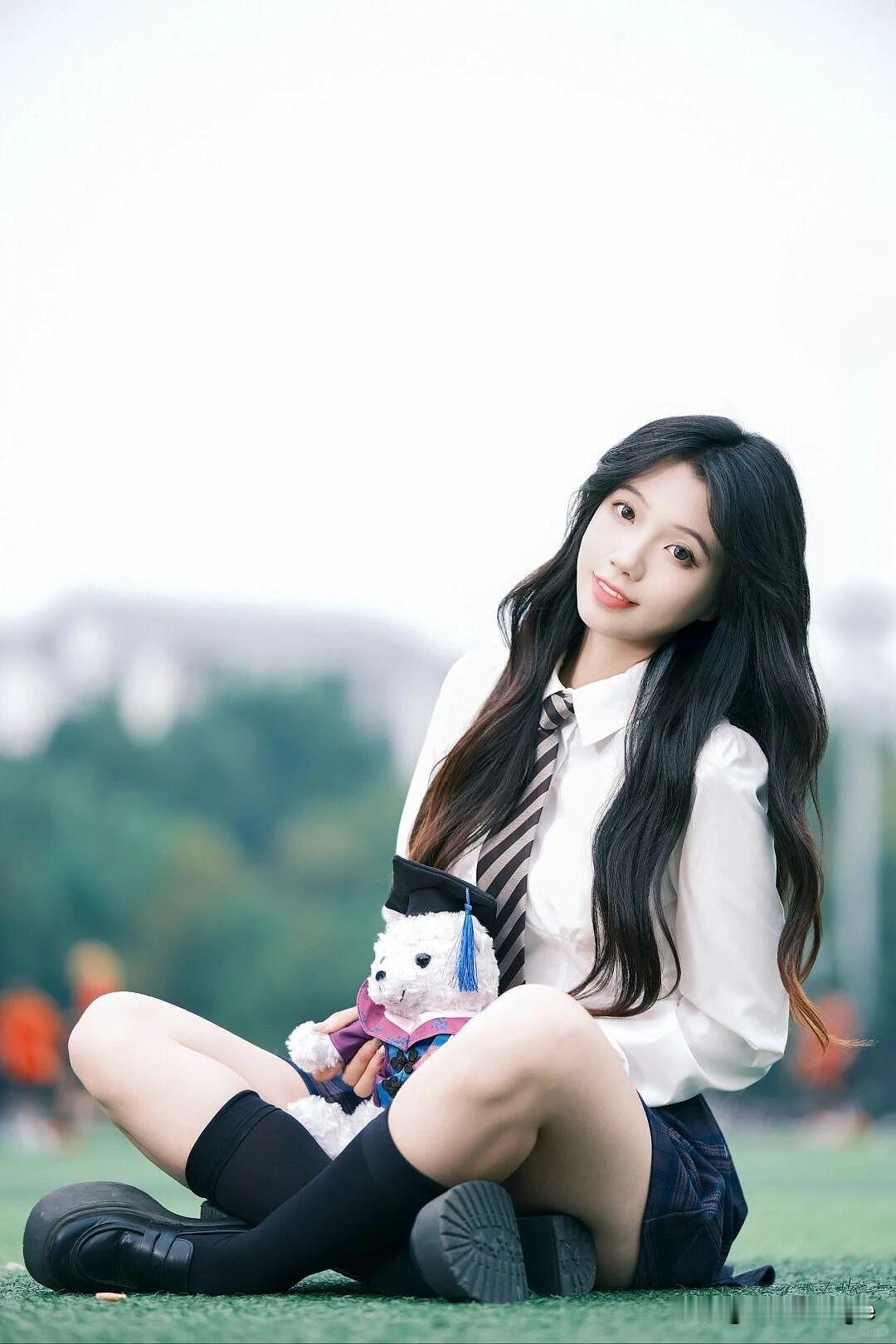 青春洋溢的校园时光，与可爱小熊相伴的美好瞬间。📸💕