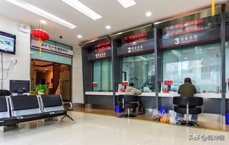 昨天去信用社转存存单，因为是下午，一般开一个窗口，我到了后，前面有三个人等候，因