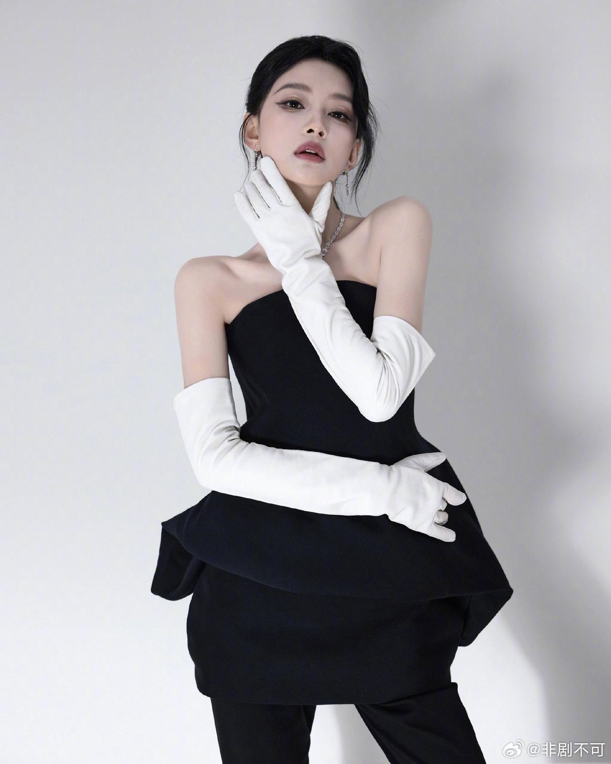 孙怡，抹胸黑裙，酷美怡人。孙怡阳光信用每日一善